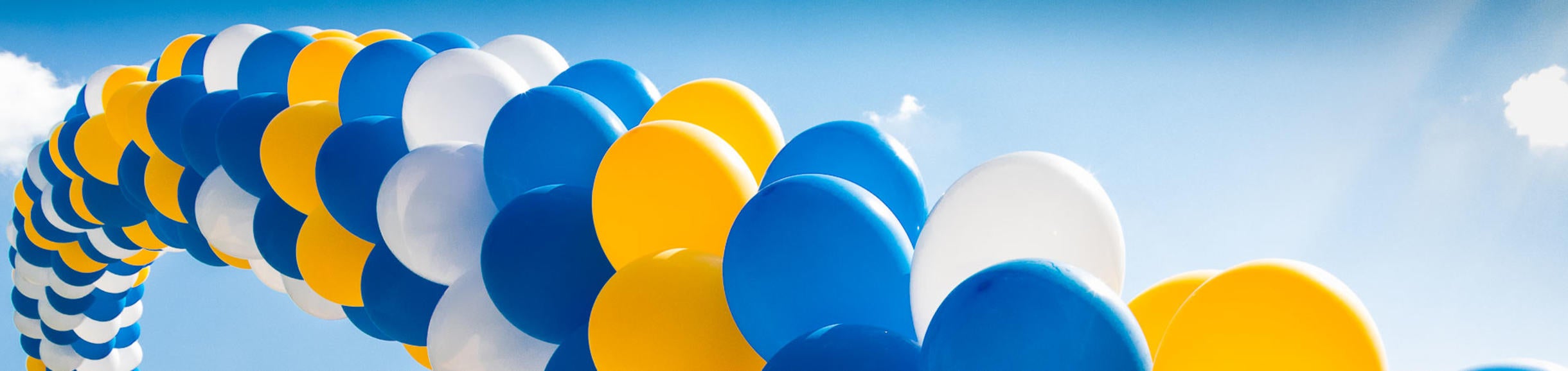 A colorful balloon arch that features the UCR school colors of blue and gold.