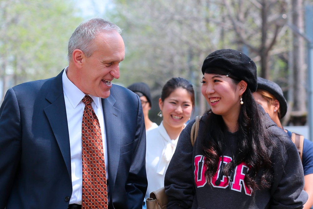 PLACER: 1000x667 UCR Chancellor, Kim A. Wilcox speaks with a smiling student